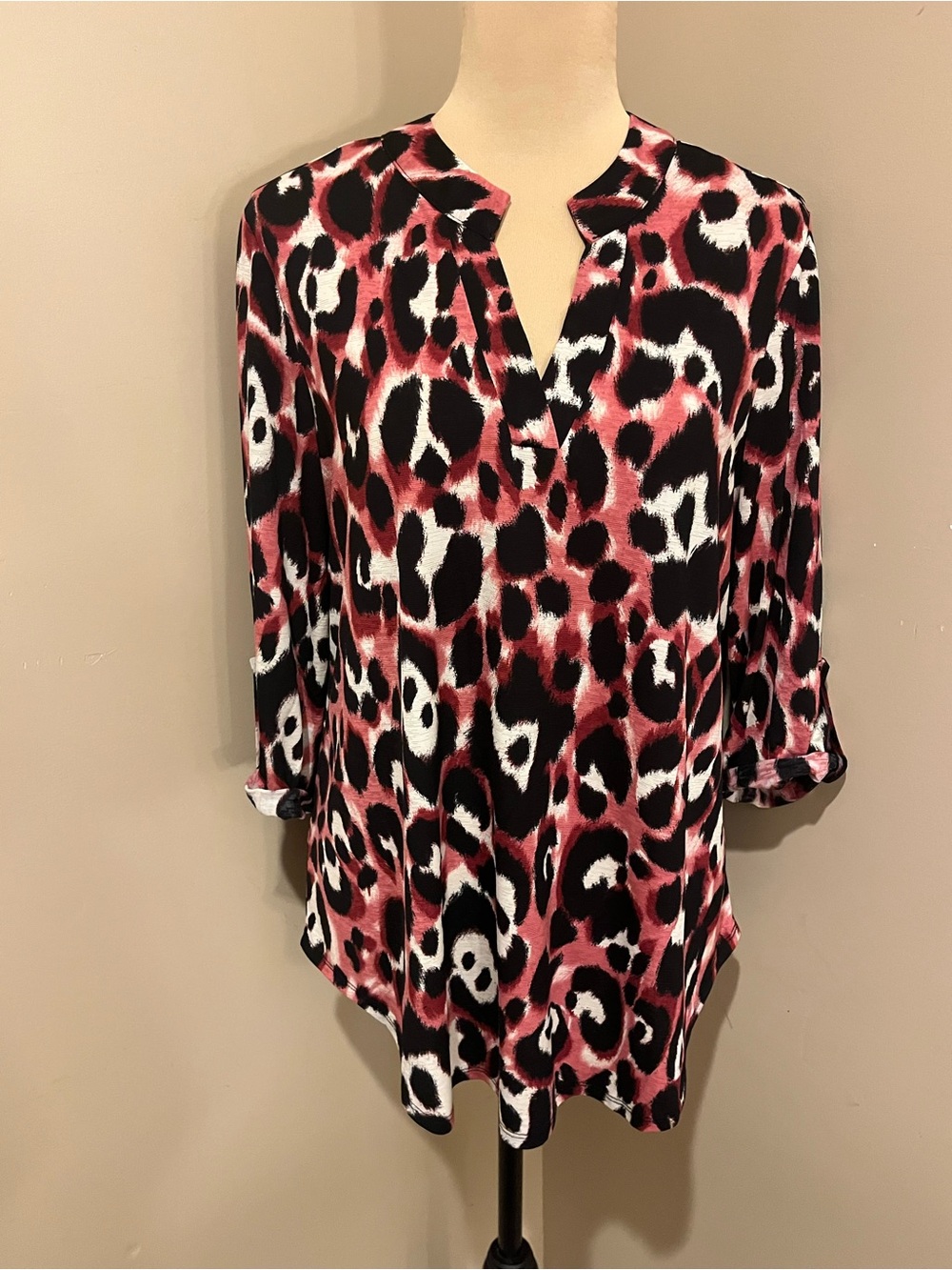 Dear Scarlett Pink Black White Animal-Print Split V-Neck Tunic, Small